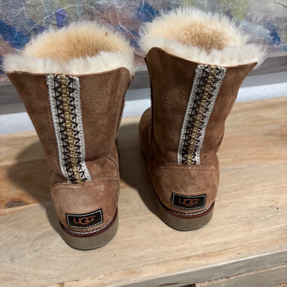 Ugg Size 7 - image 2